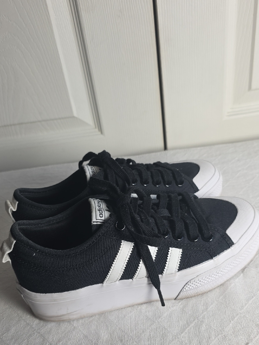 Womens adidas Black and White Canvas Low-Top Sneakers Size 8.5